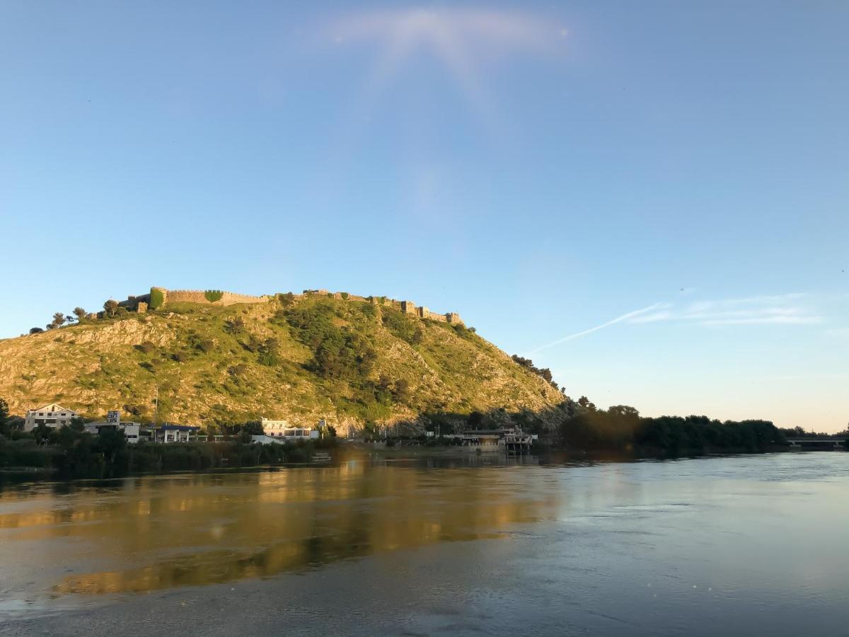 Hotel Arifi Shkodër エクステリア 写真